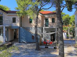 Apartments and rooms by the sea Rogoznica - 3266, hotel in Rogoznica