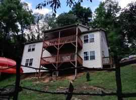 Tranquil Creekside Mountain View Getaway, habitación en casa particular en Clyde