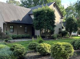 Beautiful Private West Knoxville Home 2700sf, 4 Beds, 2 & half Baths, cabaña o casa de campo en Knoxville