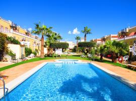 Casa La Zenia Elite Townhouse with Shared Pool and 10 Minutes Walk to Beach, villa in Playas de Orihuela