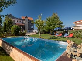 Villa Kalaitsidi - plunge pool, gym and unique gardens, hotel i Skinés