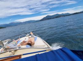 Lush Lake Cruise with Boat & Breakfast, πλωτό κατάλυμα σε Lesa