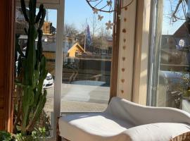 Helle Wohnung mit Wintergarten, Terrasse und Garten, cheap hotel in Bad Liebenzell