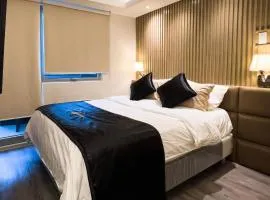Nice one BR condo free pool in Commonwealth QC