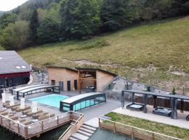 La Ferme de Rochesson, Jacuzzis privatif & Piscine commune, apartment in Rochesson