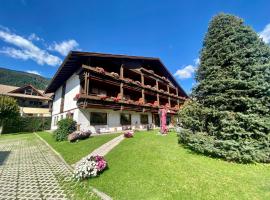 Hotel Garni LIVING: San Candido'da bir otel