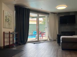 Tranquil Oasis 2 bedroom Suite with Pool View, hotel perto de Camosun College, Victoria