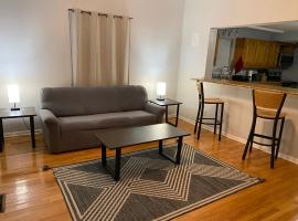 Cozy house with large free parking on premises, hotel in Springfield
