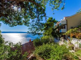 Apartments by the sea Pisak, Omis - 2802, hotel a Pisak