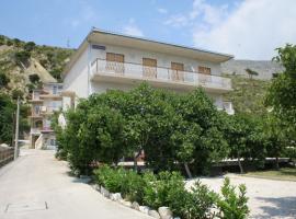 Apartments by the sea Duce, Omis - 2731, hotel v Dugi Rat