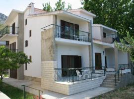 Apartments and rooms by the sea Duce, Omis - 2746, hotel em Duće