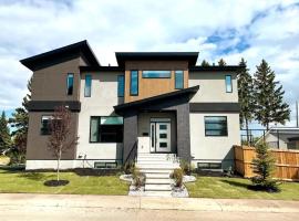 Bright Modern Home - King Bed - Free Parking - Fireplace - Fast Wi-Fi - Free Netflix, hotel in Edmonton
