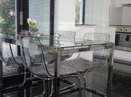 Apartment Black & White Neuss, hotel in Neuss