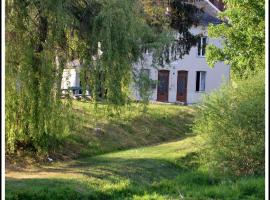 Gîte AU BORD DE L'EAU jusqu'à 8 personnes, feriebolig i Chambon-sur-Voueize