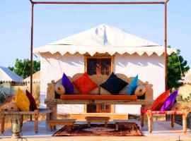 Luxury Desert Camp, hotel in Sām