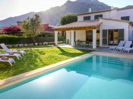 Villa with pool near the beach in Cala San Vicente by Renthousing, Hütte in Cala de Sant Vicent