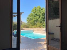 Rustic cottage with stunning swimming pool, hotel v destinaci Saint-Front