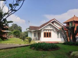 Villa Gazebo Galaxy, hotel in Cianjur