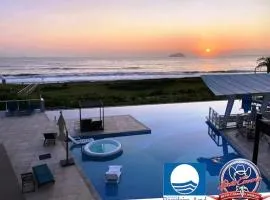 Apê estilo Resort c/ pé na areia e vista mar, próximo ao Beto Carrero