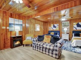 Lake Haven Cottage with Game Room, Swim Dock and Boat, hotel v destinaci Hot Springs