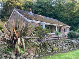 Captivating Cottage with Hot Tub included Sleeps 6, hotel din Moniaive