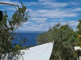 Cottage made of stones and wood with the sea view., hotel v destinácii Blato