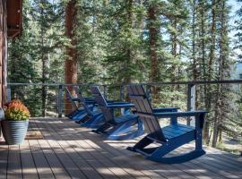 Carson Cabin - King Beds, Mountain Views, Mins to Town, hotell sihtkohas Red River