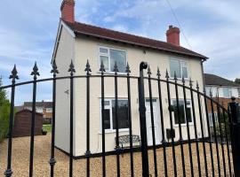 Delightful 2 bed detached home with secure parking, casa vacanze a Huntington