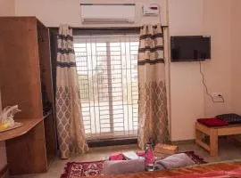 Stay Inn Kailasha - Lift,Parking,Kitchen and all modern facilities