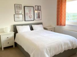 Bright 2-bedroom apartment with parking in Montrose, hotel Montrose-ban