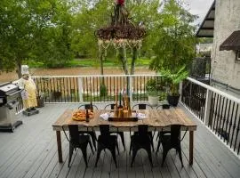 Chateau Royale, Pet Friendly, On Bayou, Downtown!