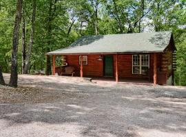 Secluded Cabin in the Woods! 1 story, hotel di Eureka Springs