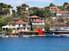 Apartments by the sea Stomorska, Solta - 5239