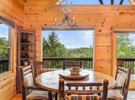 Large Cabin with views of Beautiful NC Mountains, hotel con estacionamiento en Murphy