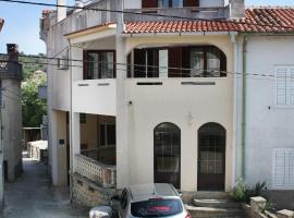 Apartments and rooms with parking space Vrbnik, Krk - 5302，瓦比尼科的家庭旅館