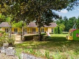 Lovely Home In La Douze With Outdoor Swimming Pool, cottage in La Douze