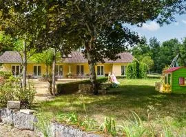 4 Bedroom Cozy Home In La Douze