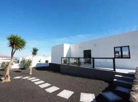 Private apartment with mountain and sea views, La Asomada, Lanzarote