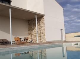 Casa Maria Dolors con piscina y jardin privado: Puig-Gros'ta bir otoparklı otel
