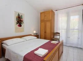 Apartments with parking space Supetar, Brac - 5653