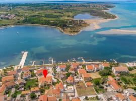 Apartments by the sea Nin, Zadar - 5666, hotel u gradu Nin