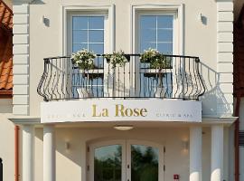 La Rose Residence – hotel w pobliżu miejsca Wilczy Szaniec w mieście Mikołajki