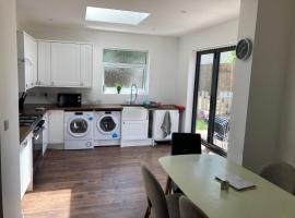Spacious 4-bed sleeps 10 comfortably, hotel u gradu Volverhempton