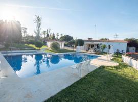 Agradable Villa con piscina, hotel com estacionamento em Sevilha