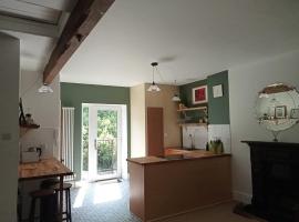 Treetops & Viaducts; open plan two-bed apartment, cheap hotel in Walsden