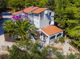 Villa Klara 50 m od plaže, uvala Osibova, Milna, Brač, Dalmacija, hotel in Milna