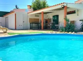 Suite in a rustic house with swimming pool