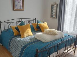 Chambre privative avec salle d'eau, bed and breakfast en Chasseneuil