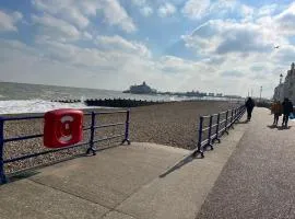"The Eastbourne" Dog Friendly Seafront Apartment