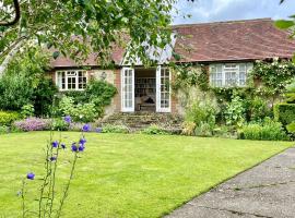 Library Cottage, hotel com estacionamento em Thakeham